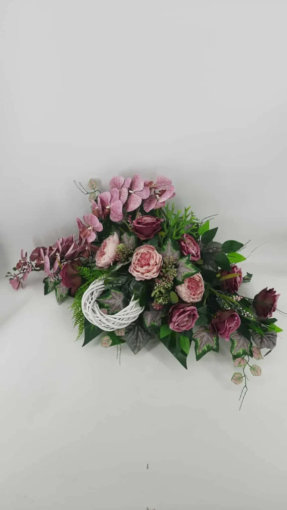 Kompozycje nagrobne stroik z kwiatów sztucznych na cmentarz 