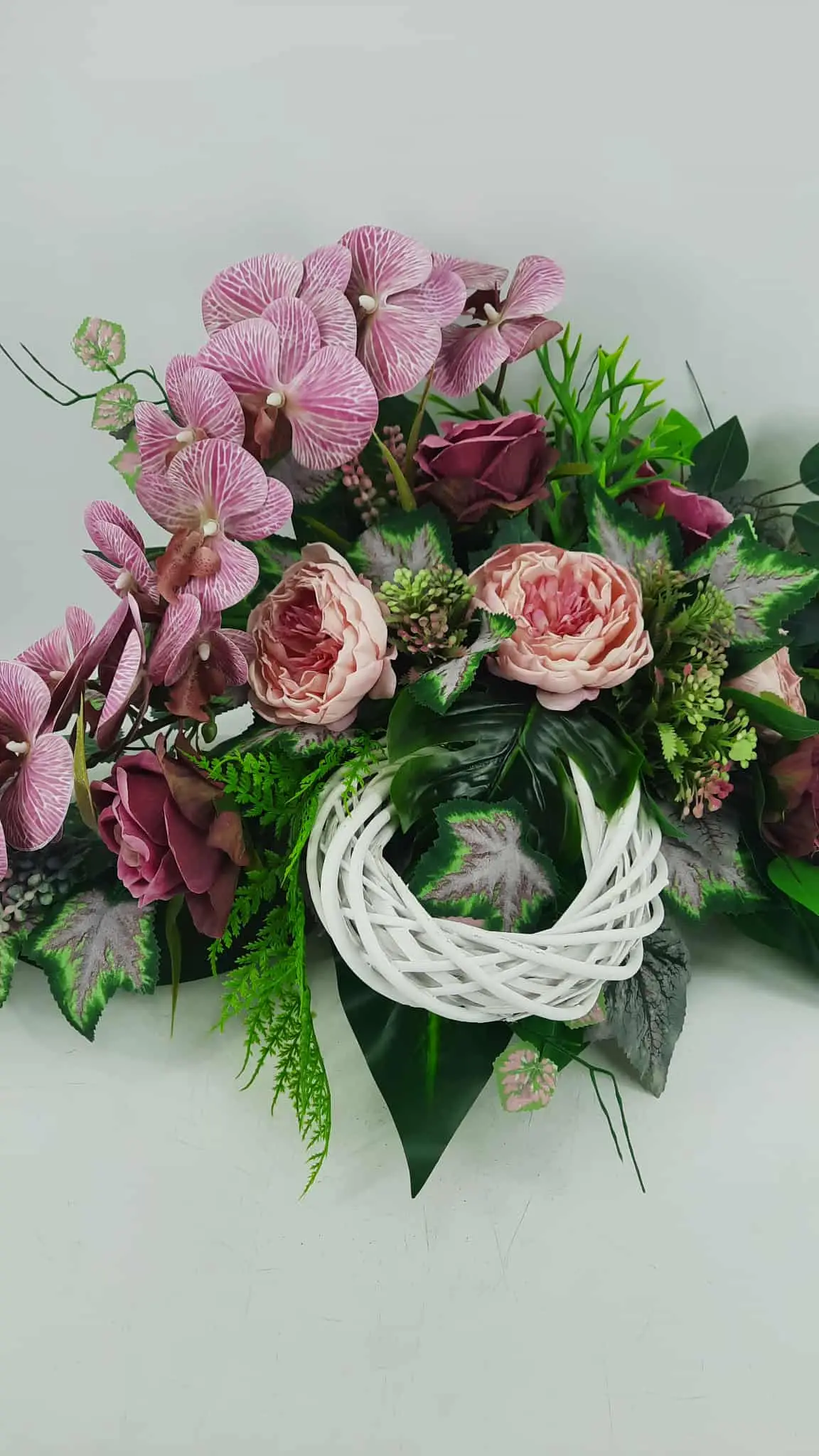 Kompozycje nagrobne stroik z kwiatów sztucznych na cmentarz (13)