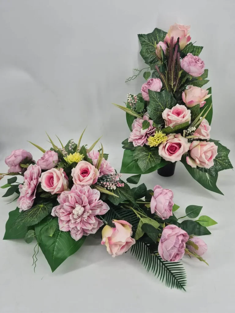 Kompozycje nagrobne stroik z kwiatów sztucznych na cmentarz 