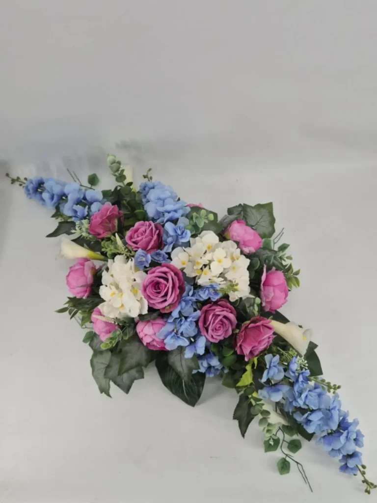 Kompozycje nagrobne stroik z kwiatów sztucznych na cmentarz 