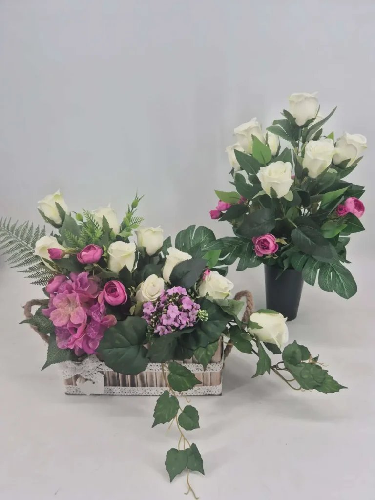 Kompozycje nagrobne stroik z kwiatów sztucznych na cmentarz