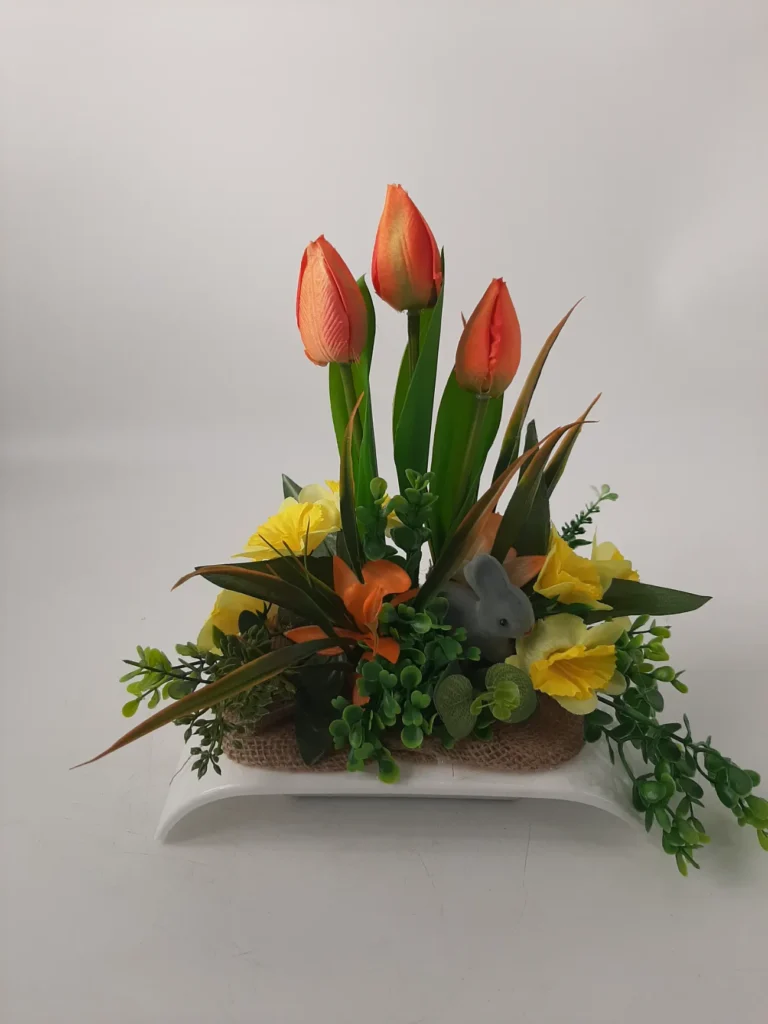 Stroik wielkanocny z sztucznych kwiatów
